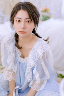 女人洗澡沐浴露全身